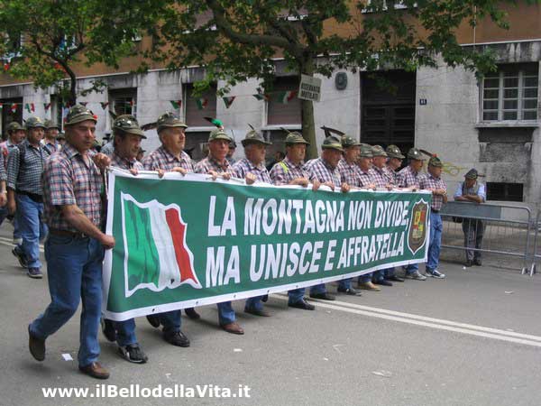 Uno striscione del gruppo di Bergamo.