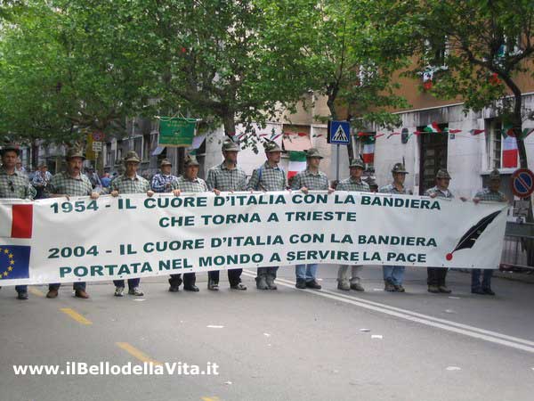 Uno striscione per ricordare i 50 anni del ritorno di Trieste all'Italia.