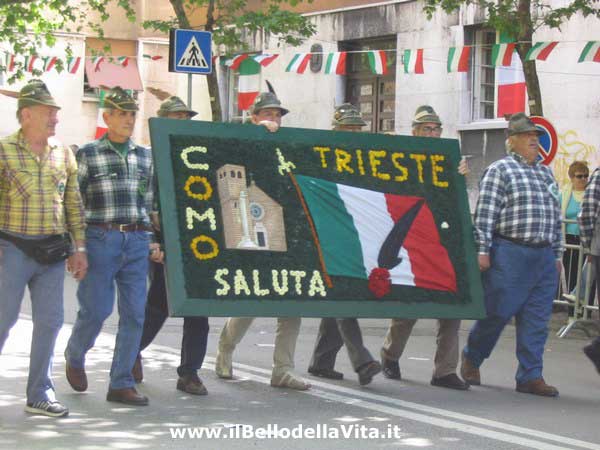 Il gruppo Alpini di Como saluta con un suo striscione Trieste.