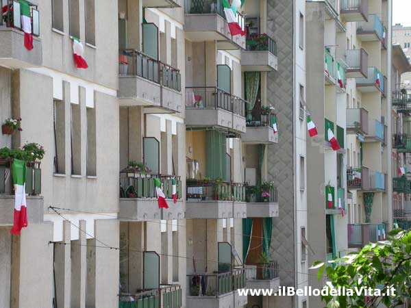 Tricolori esposti dai balconi.