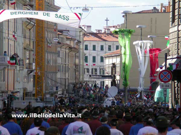 Il corteo affollatissimo passa in Piazza Garibaldi.