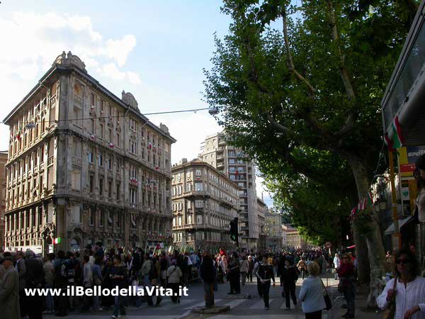 Folla in via Carducci in attesa del passaggio del corteo degli Alpini.