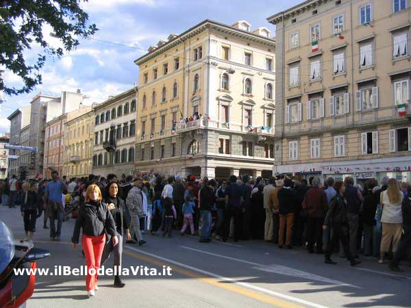 Passaggio del corteo in via Carducci.