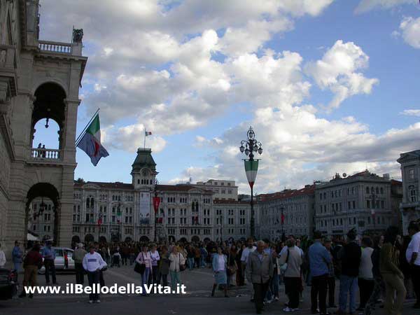 Piazza Unità attende l'arrivo del corteo degli Alpini.