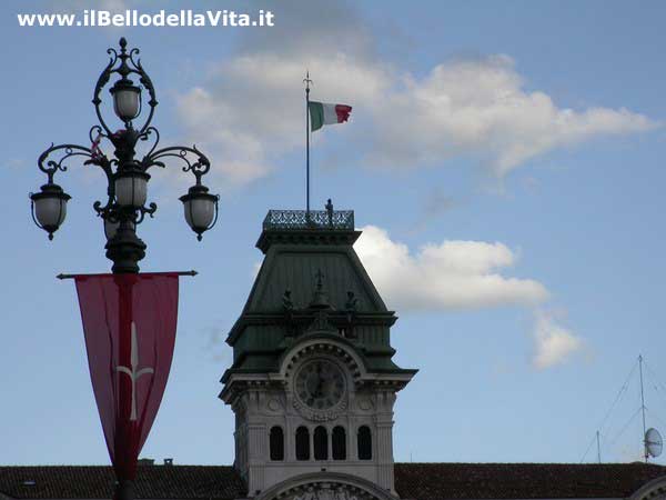 Tricolore in cima al Palazzo Comunale.