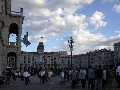 Piazza Unità attende l'arrivo del corteo degli Alpini. - Clicca per ingrandire la foto...