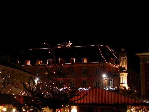 Stadt Hotel in Piaza Walther a Bolzano durante il periodo natalizio.