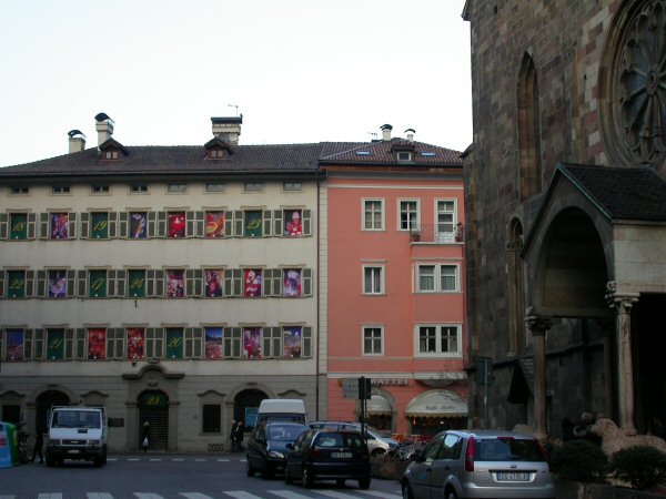 Un particolare calendario dell'Avvento a Bolzano.