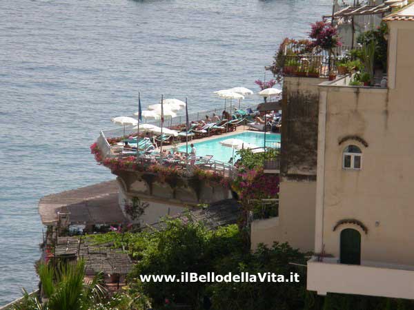 Piscina dell'hotel "Covo dei Saraceni".