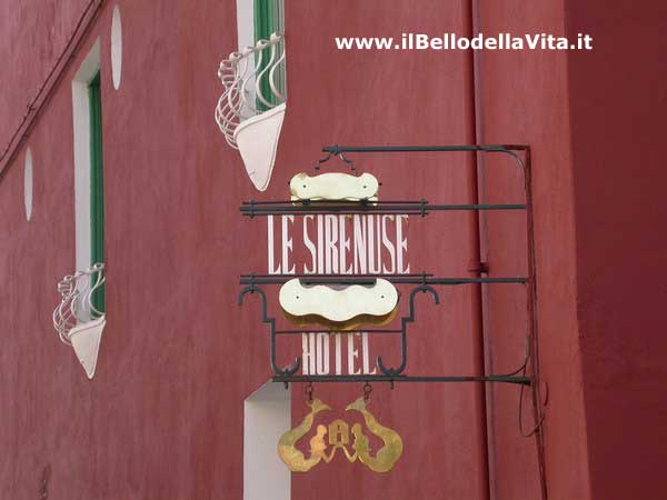 Insegna dell'hotel "Le Sirenuse".