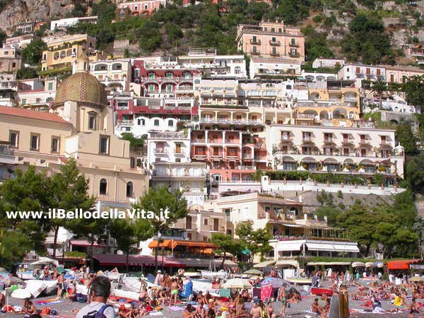 Positano visto dalla spiaggia.