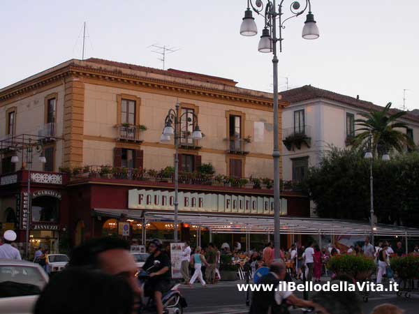 Piazza Tasso a Sorrento con i suoi bar caratteristici.