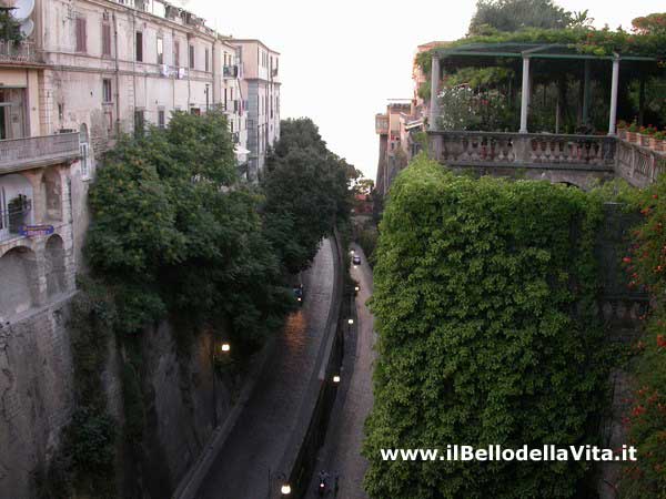 La strada verso il porto di Sorrento.