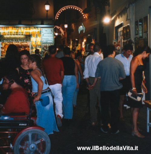 Un vicolo affollato in centro a Sorrento.