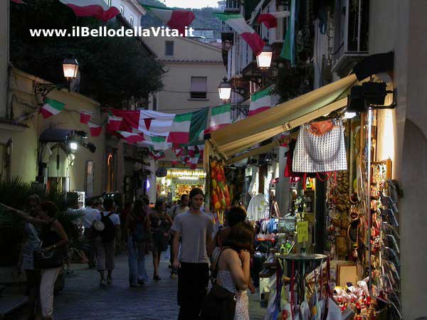 Negozi tipici fra le vie del centro di Sorrento.