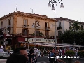 Piazza Tasso a Sorrento con i suoi bar caratteristici. - Clicca per ingrandire la foto...