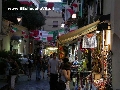 Negozi tipici fra le vie del centro di Sorrento. - Clicca per ingrandire la foto...