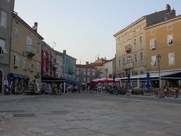 Piazzetta al centro della cittadina di Cherso.