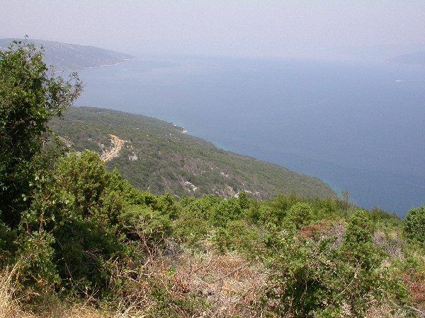 Paesaggio dalla strada che collega Valun a Cherso.