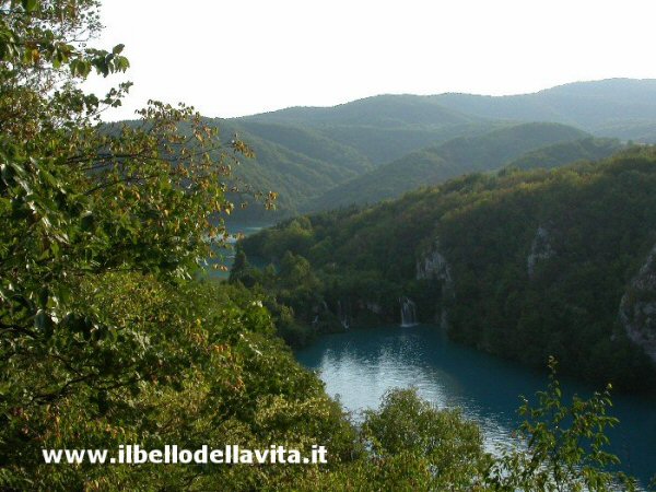 Il lago Milanovac con le sue cascate.