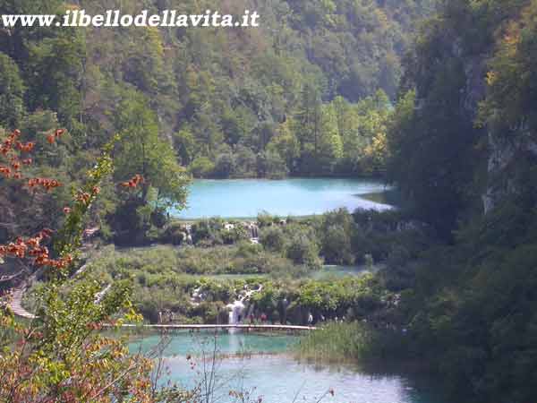 Vista dall'alto dei laghi inferiori.