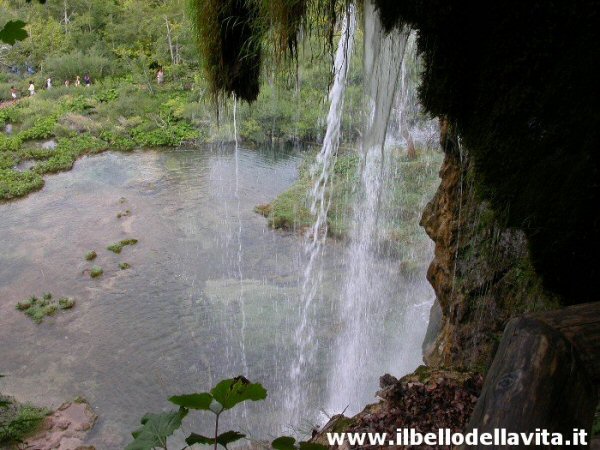 Sotto una cascata dei laghi superiori.