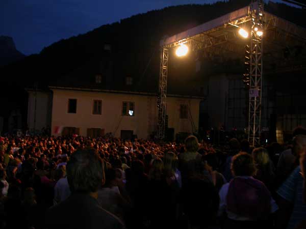 Il pubblico in attesa dell'apertura del concerto