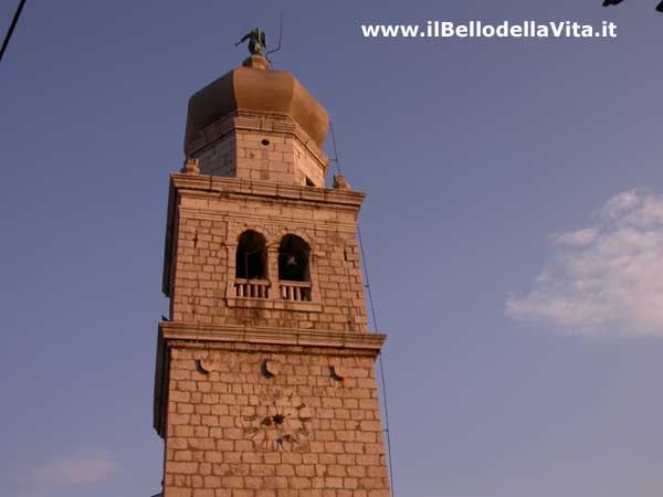 Il campanile del duomo di Krk al tramonto.