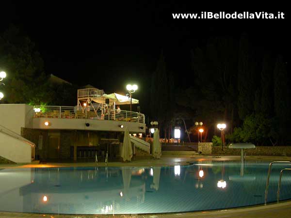 La piscina di un albergo a Krk.