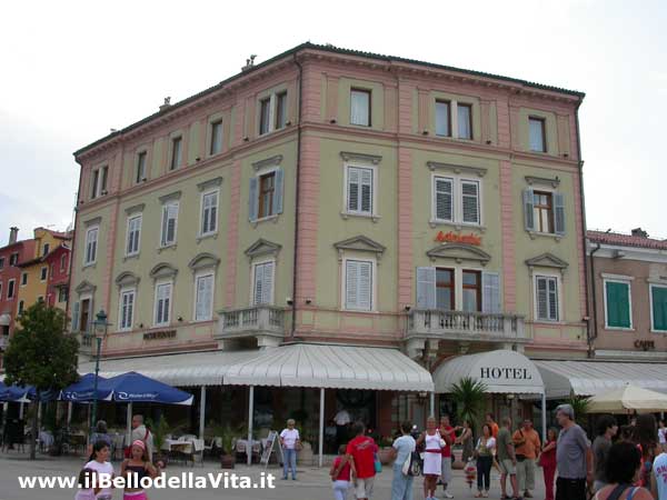 Piazzetta al centro di Rovigno.