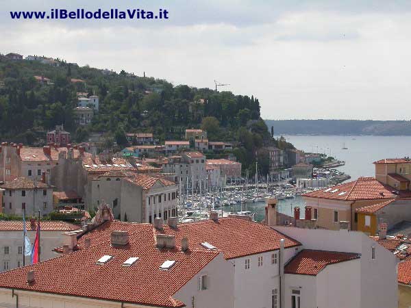 Il porto di Pirano dall'alto.