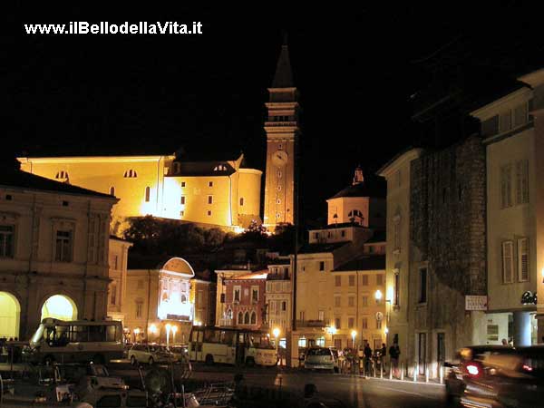 Piazza Tartini a Pirano di sera.