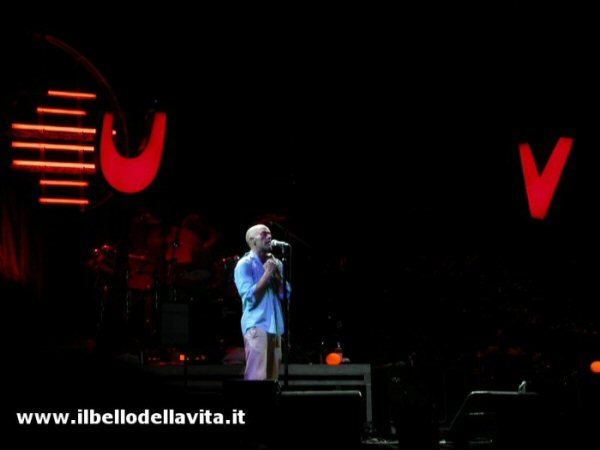 Michael Stipe canta "Pilgrimage".