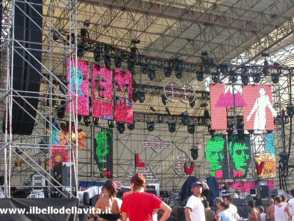 Il palco nelle fasi precedenti il concerto.