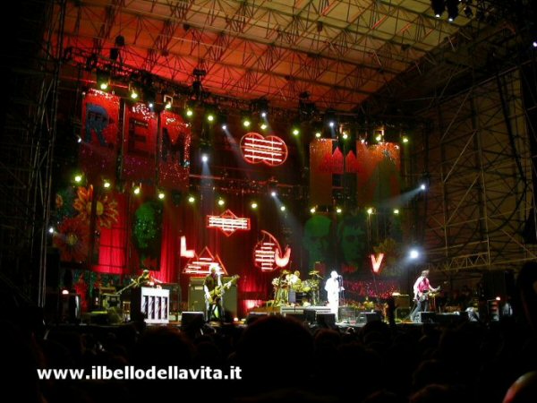 La band al completo con una inquadratura totale del palco.