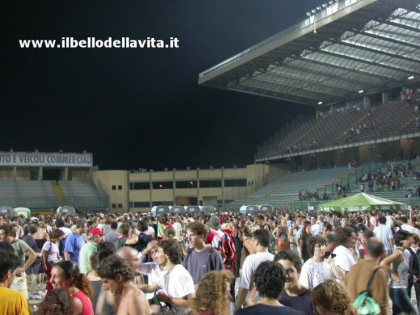 Il pubblico verso l'uscita al termine del concerto.