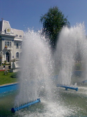 Pitesti, fontana del Municipio (inviata da Marilena)