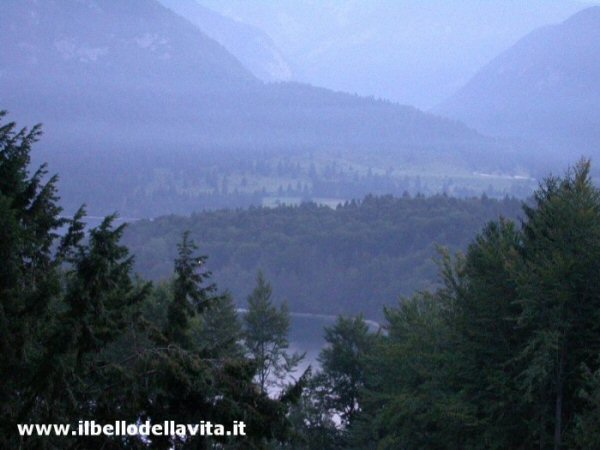 Veduta del lago di Bohinj dall'Hotel Bellevue all'alba.