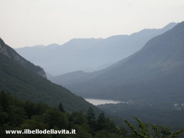 Veduta del lago di Bohinj dalle sorgenti del fiume Sava.