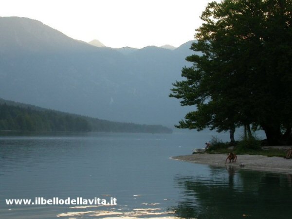 La calma piatta del lago di Bohinj.