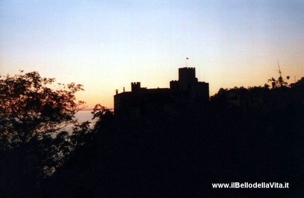 Il castello di Duino dal sentiero Rilke a Sistiana (TS).