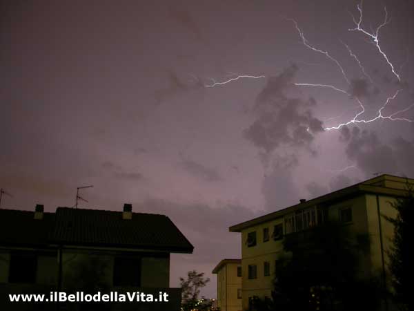 Un fulmine durante un temporale estivo a Trieste.