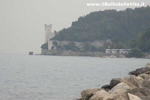 Il castello di Miramare visto da Barcola.