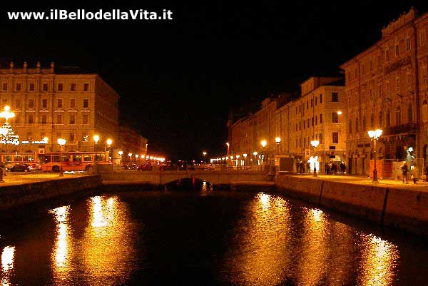 Il Canal Grande di Ponterosso (Trieste) in una sera d'autunno.