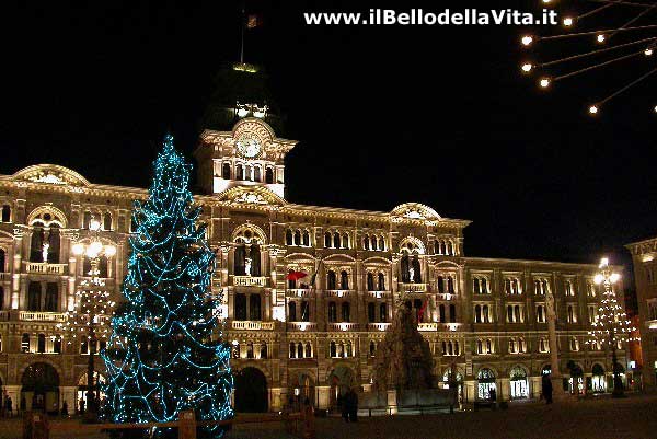 Piazza Unità addobbata a festa nel Natale del 2003.