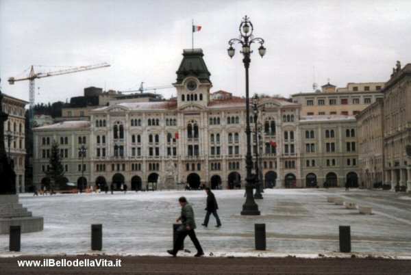 Piazza Unità (Trieste) sotto la neve (gennaio 2003).