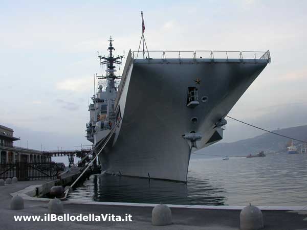 Una nave militare nei pressi della Stazione Marittima a Trieste.