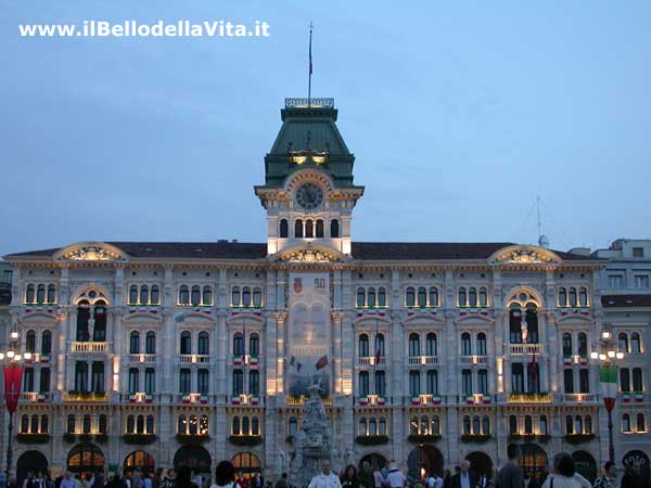 Piazza Unità in festa per i 50 anni del ritorno di Trieste all'Italia.