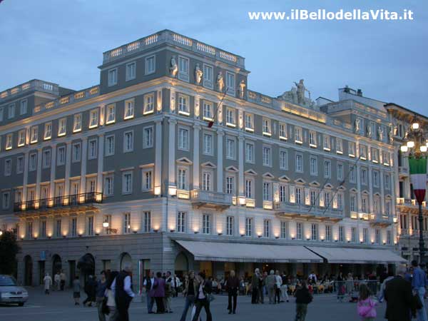 Il Palazzo delle Assicurazioni Generali ed il famoso Caffé degli Specchi in piazza unità a Trieste.