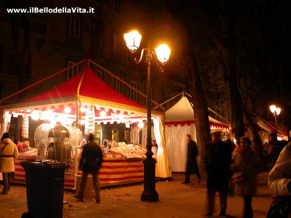 Una bancarella alla fiera di S. Nicolò in Viale XX Settembre a Trieste.